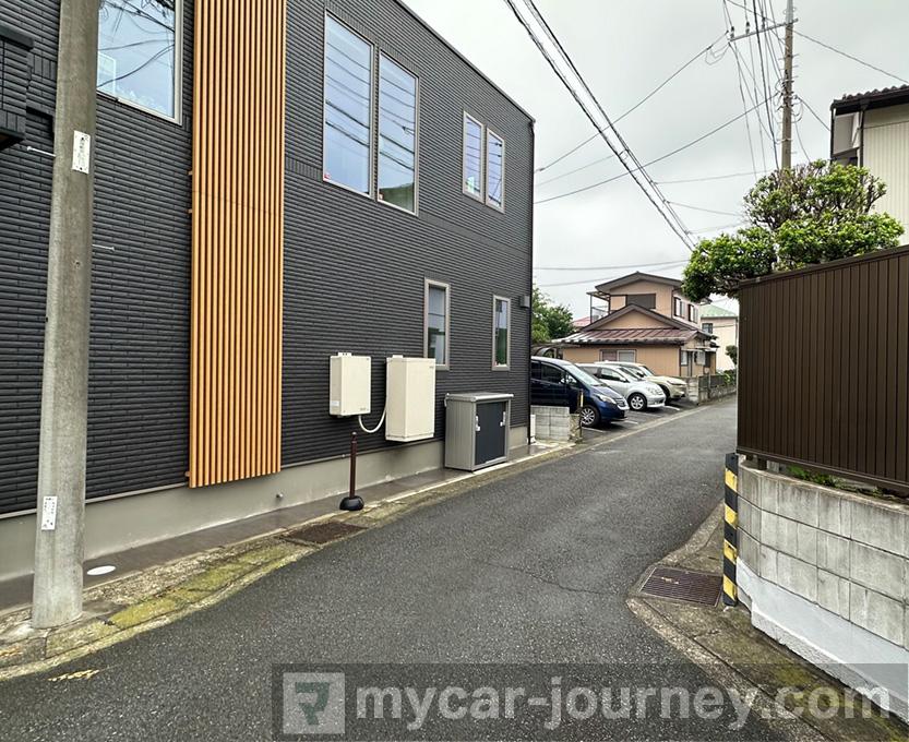 駐車場へ向かう道の写真。すれ違いが難しい狭い道。